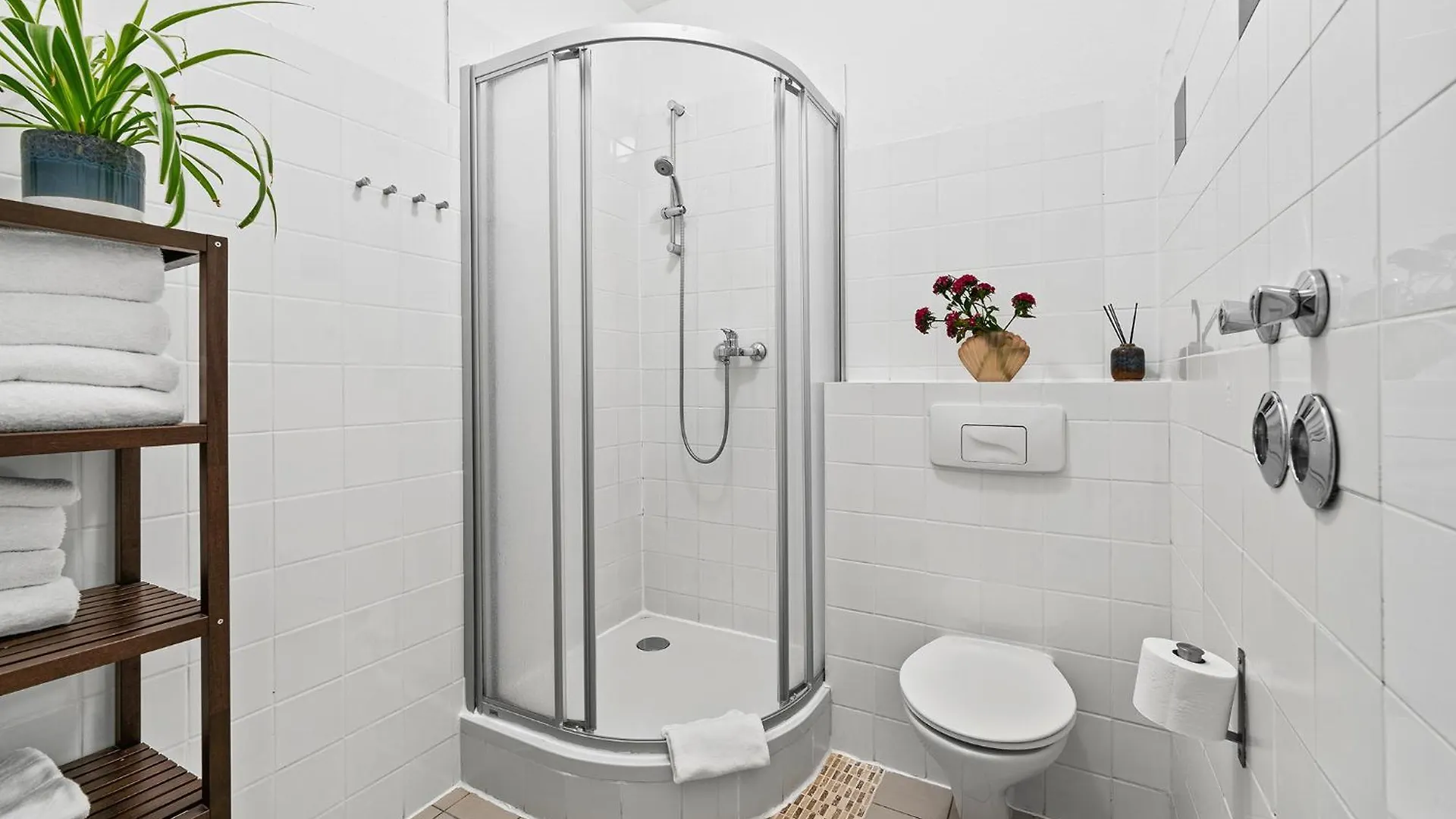 Holiday 33 Apartments Efg Schoenhauser Allee Mit Balkon Berlin Germany